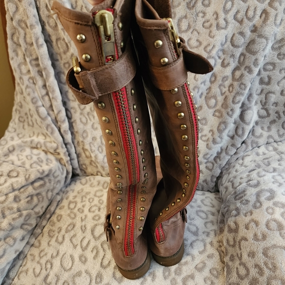Steve Madden Lynet Knee High Leather Boot brown with red zipper and studs - Picture 5 of 10